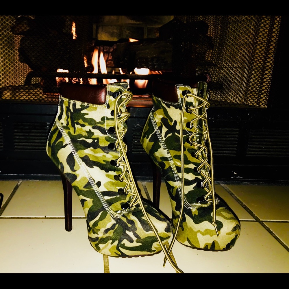 Size 9 heel boots lace never worn FIYA🔥